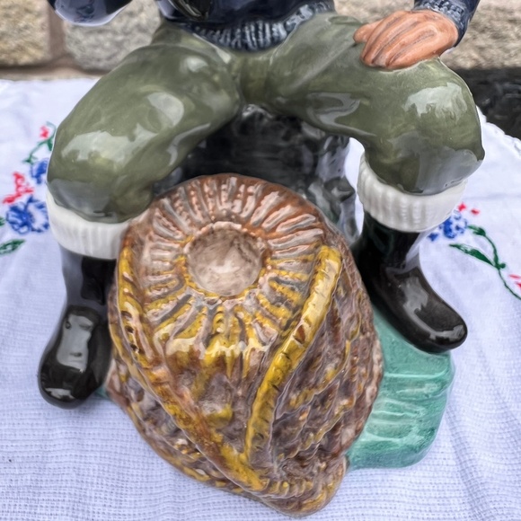 Vintage Royal Doulton's 'The Lobster Man' - Picture 3 of 9